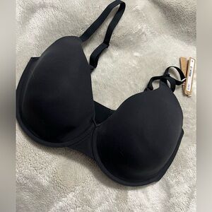 Skims fits everyone teeshirt bra